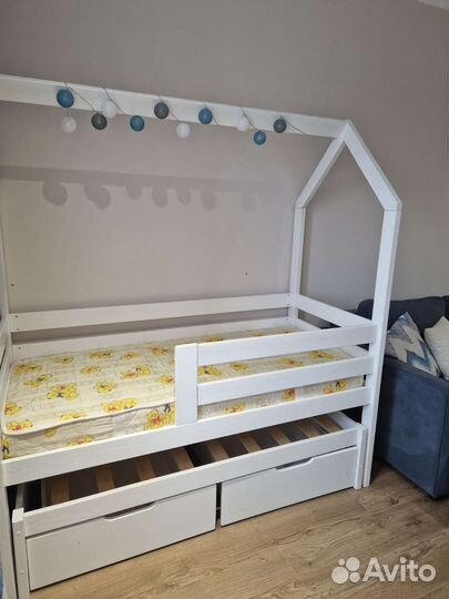 Детская кроватка домик двухъярусная