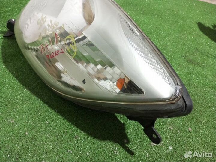 Фара галогеновая левая Toyota Vitz NCP95