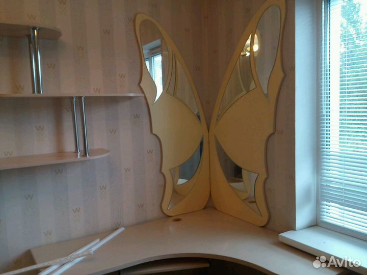 Компьютерный стол с бабочкой и полочки