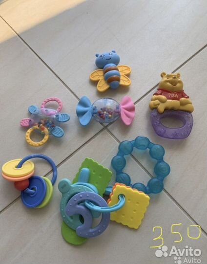 Игрушки в кроватку коляску