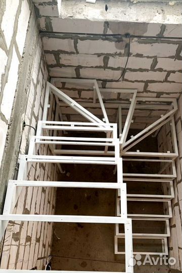 Облицовка лестничного металлокаркаса деревом