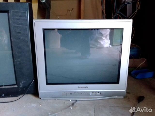 Старые телевизоры и монитор