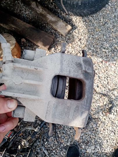 Передние тормозные суппорта Ford Focus 1