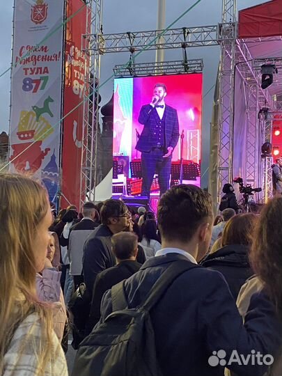 Ведущий и певец