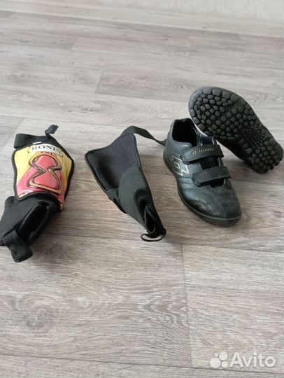 Футбольный бутсы и наколенники