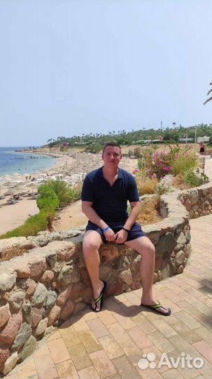 Водитель на своем грузовом авто 16куб