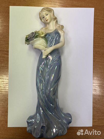 Статуэтка фарфоровая девушка с цветами