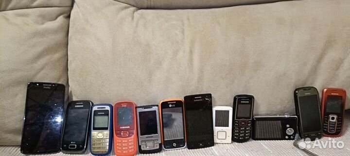 Набор сенсорных, кнопочных телефонов