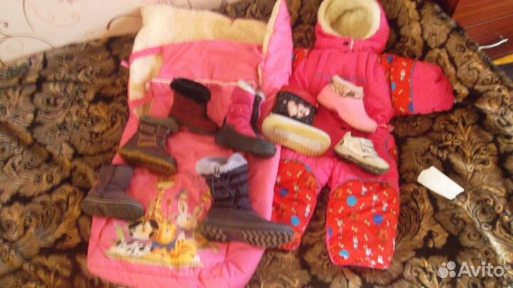 Продаются детские вещи и обувь.на выход И дома
