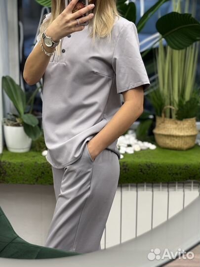 Женский медицинский костюм