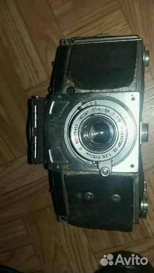 Фотоаппарат экзакта с объективами и вспышкой