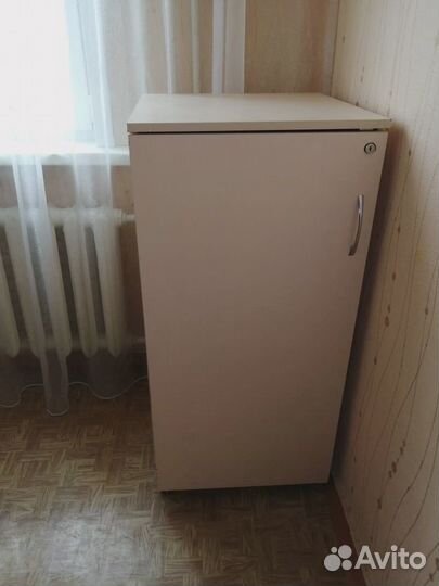 Стиральная машина, зеркало, шкаф, письменный стол