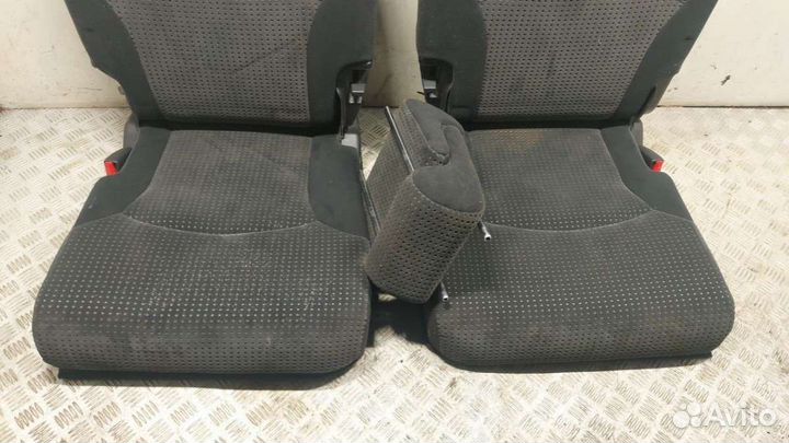 Сиденье третий ряд MitsubishiGrandis2004