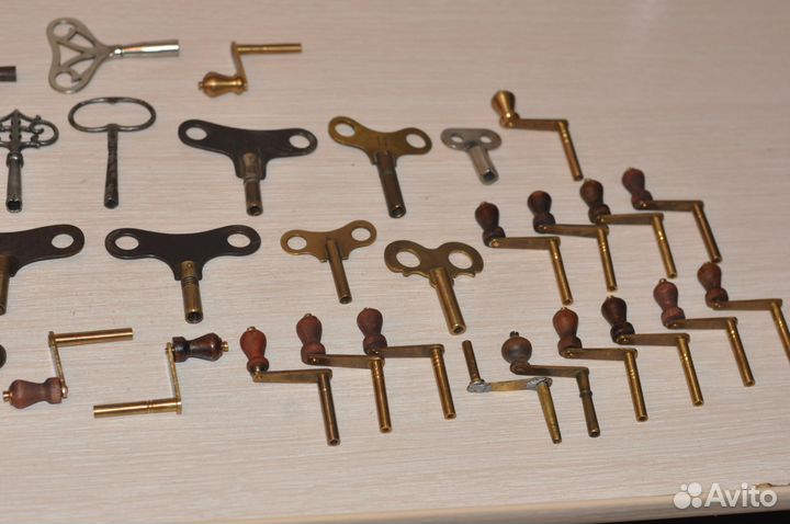 Разные старинные ключи для часов и мебели