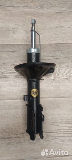 Амортизатор правый передний