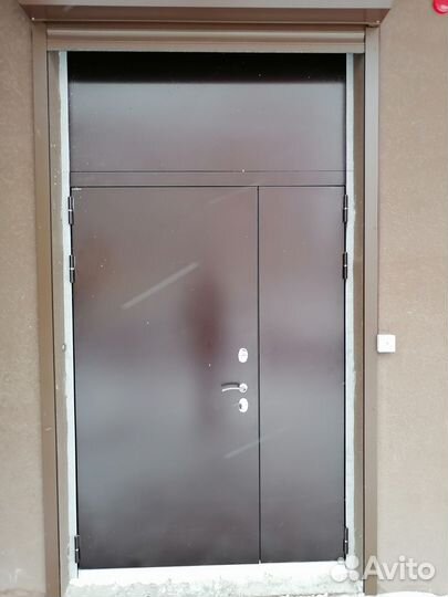 Дверь с фрамугой входная металлическая