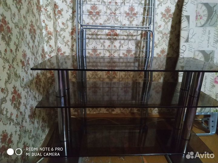 Стеклянная тумба для телевизора