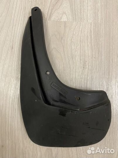 Задний брызговик левый