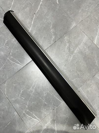 Молдинг левой передней двери Touareg