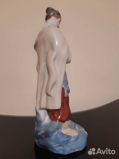 Статуэтка фарфоровая 