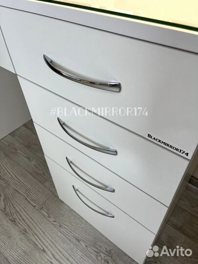 Столик с зеркалом и подсветкой для макияжа