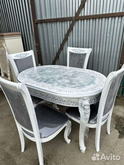 Кухонный стол и стулья