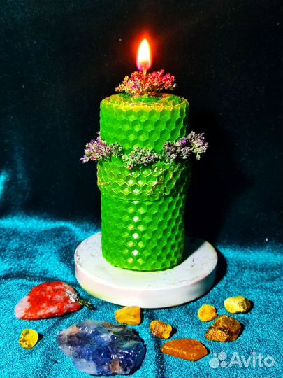 Свеча из вощины с травами 