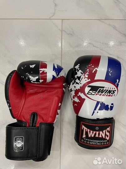 Боксерские перчатки twins 10oz