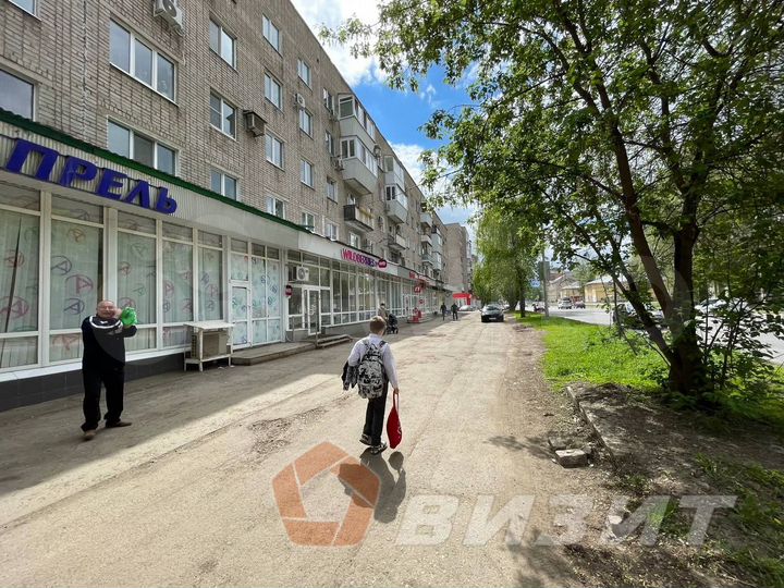 Помещение с витражным остеклением и парковкой