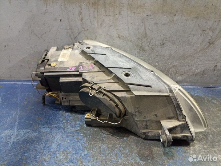 Фара ксенон левая Volkswagen Passat B6