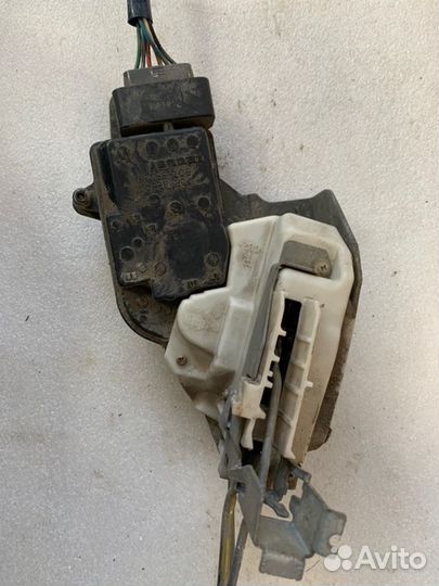 Замок двери передний правый Suzuki Liana ER 1.6