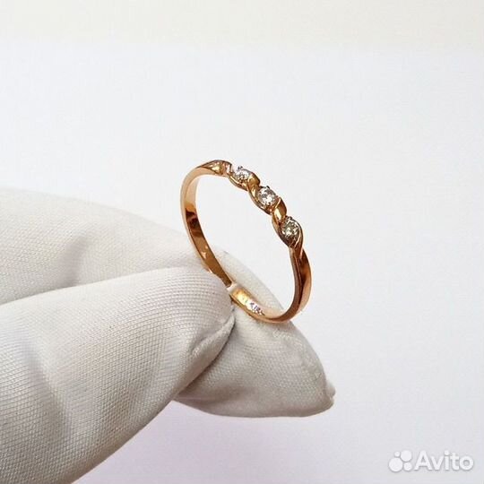 Золотое кольцо с камнем 17р