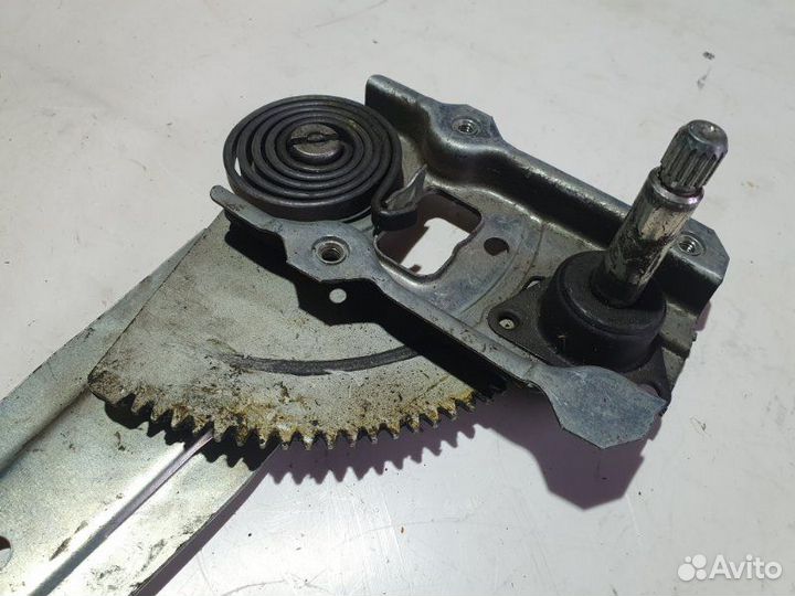 Стеклоподъемник задний правый Toyota Corolla E150