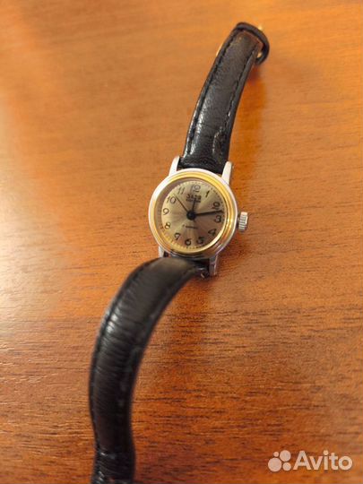Часы женские механические Заря, ремешок кожа