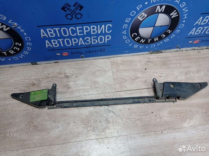 Крепление радиатора верхнее на BMW X5 Е53