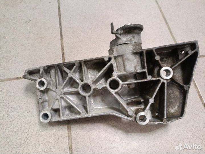 Кронштейн генератора Skoda Fabia cggb (1400CC