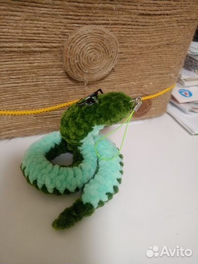 Вязанные змейки ручной работы