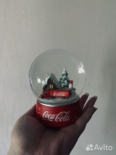 Стаканы и снежный шар Coca Cola