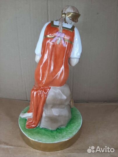 Статуэтка девушка с разбитыи кувшином