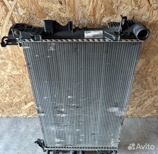 Радиатор охлаждения двигателя Mercedes-Benz Viano