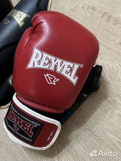 Боксерские перчатки и защита голени