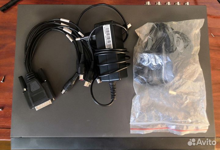 Видеорегистратор HiWatch гибридный с диском