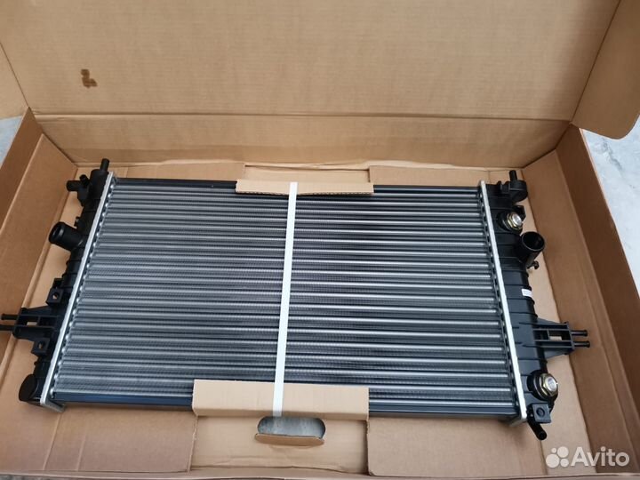 Радиатор усиленный Опель Астра Н Зафира Б МКПП