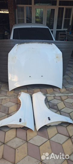 Капот (бу)и 2 крыла priora 2010 год
