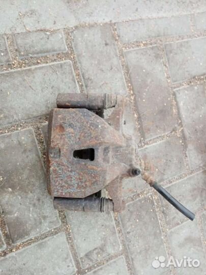 Суппорт тормозной передний правый Lexus IS