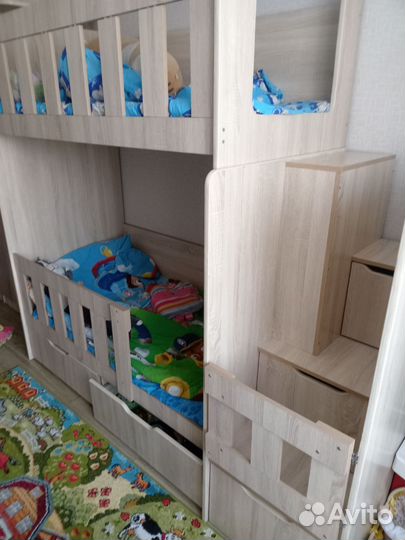 Двухъярусная кровать с ящиками и матрасами