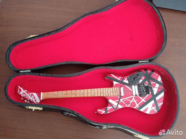 Мини-гитара в коллекцию, подарок, и т.д
