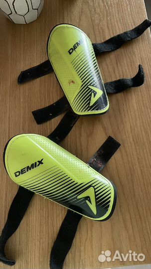 Футбольные щитки demix для мальчика 4-6 лет