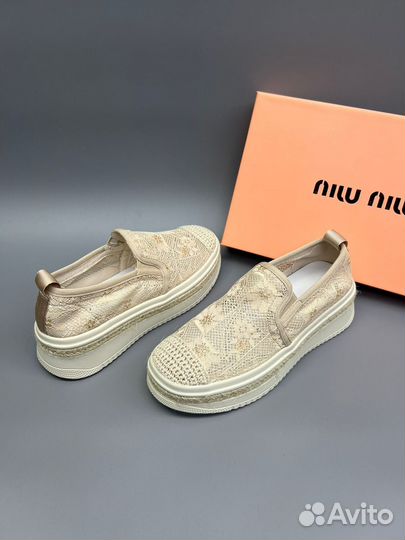 Слипоны женские бежевые золотые Miu Miu