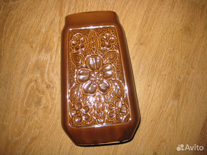 Керамическая ваза и тарелки